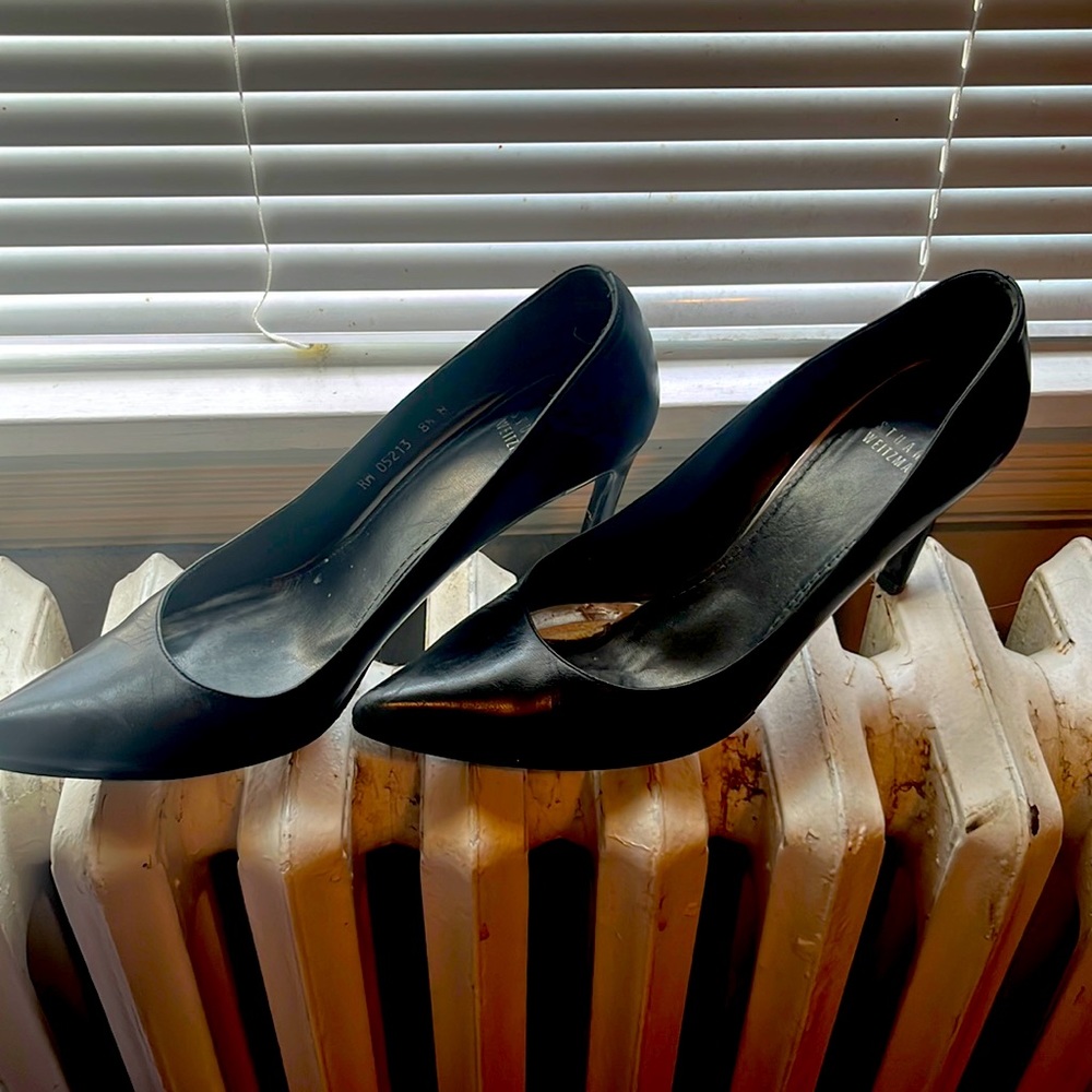 Stuart Weizmann black leather pumps size 8.5
